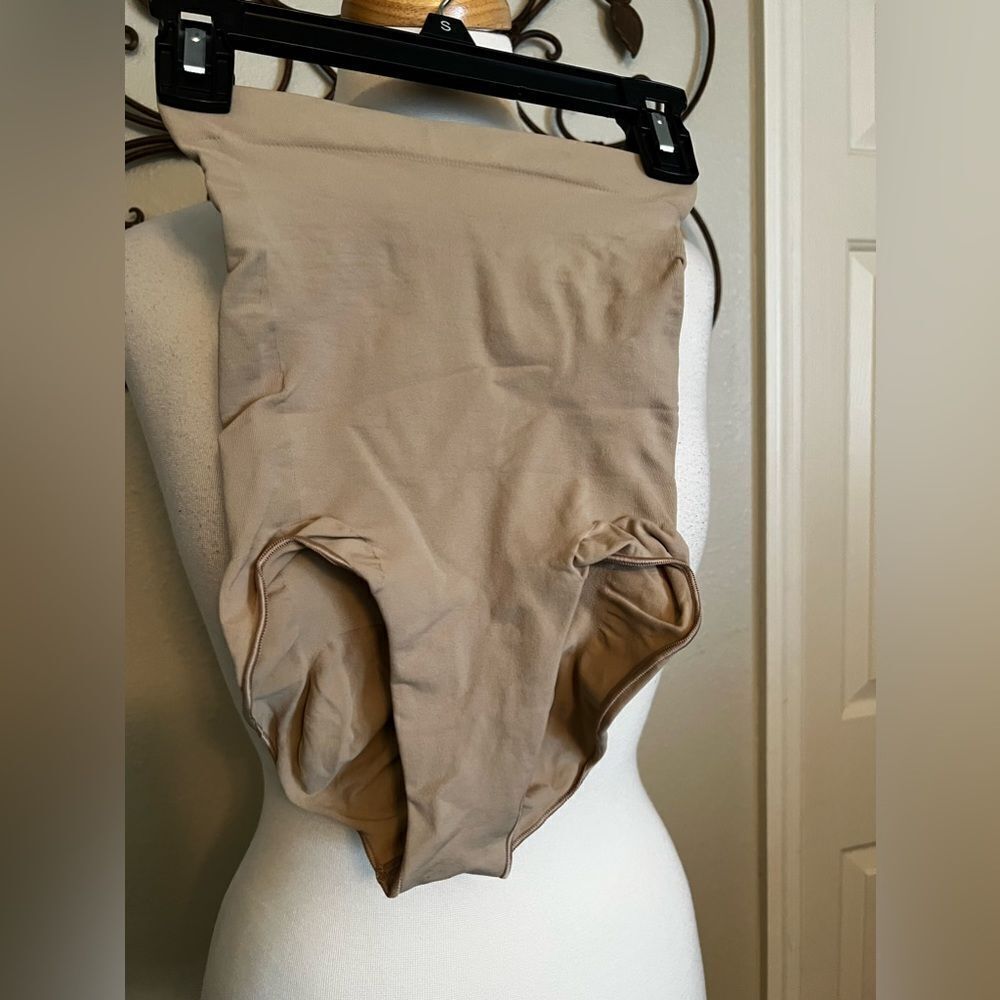 BNWOT SKIMS EVERYDAY SCULPTING HIGH-WAISTED BRIEF SIZE SMALL - Picture 5 of 8